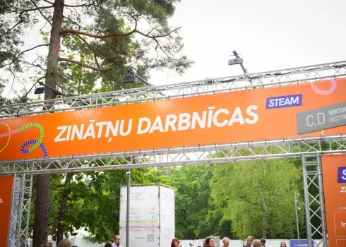XIII Latvijas Skolu jaunatnes dziesmu un deju svētku ietvaros Mežaparkā atklātas STEAM zinātņu darbnīcas