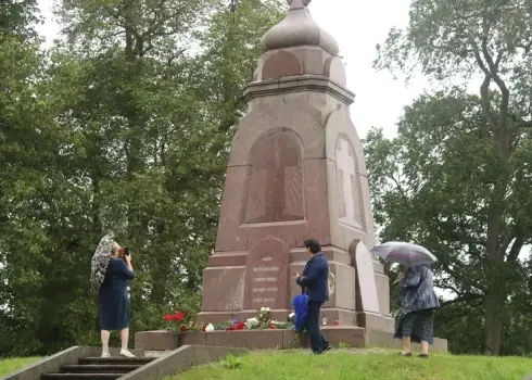 Piemiņas brīdis pie pieminekļa krievu gvardes karavīriem Lucavsalā (2025. gada 10. jūlijs) 