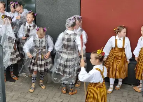Lietusgāze deju lielkoncerta “Es atvēru Laimas dārzu” laikā Daugavas stadionā; 11.07.2025
