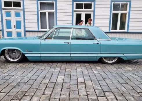 Amerikāņu gars Hāpsalu: retro auto, rokenrols un dragreiss Baltijas lielākajā festivālā