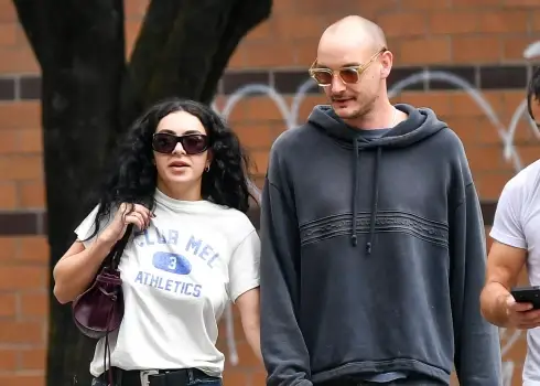 Charli XCX ar partneri Džordžu Danielu
