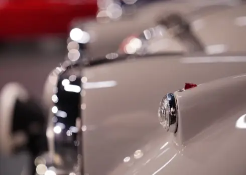 No klasikas līdz jaunradei – automobiļu estētika Rīgas Motormuzeja izstādē “Skaistuma trajektorijas”