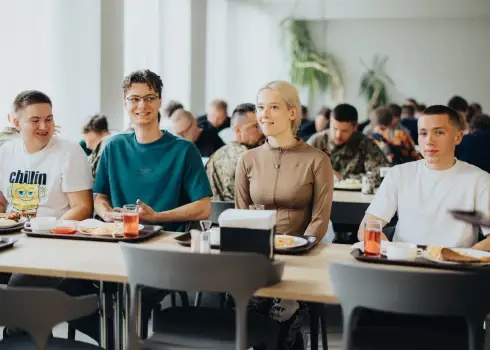Ēdnīca, par kādu citi var vien pasapņot! Tā ēd bruņoto spēku karavīri Lūznavā