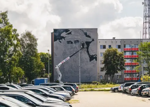 Godinot Liepājas 400 gadu jubileju, top lielākais sienas gleznojums “Sirmgalvis un jūra”; 24.07.2025