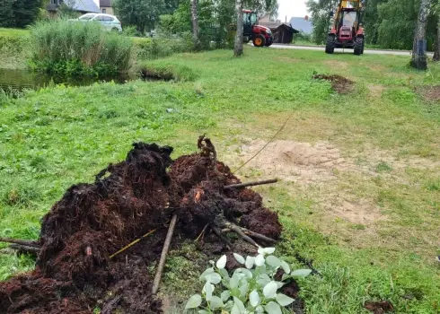 No Titurgas ezera izceļ metāla caurules un saknes