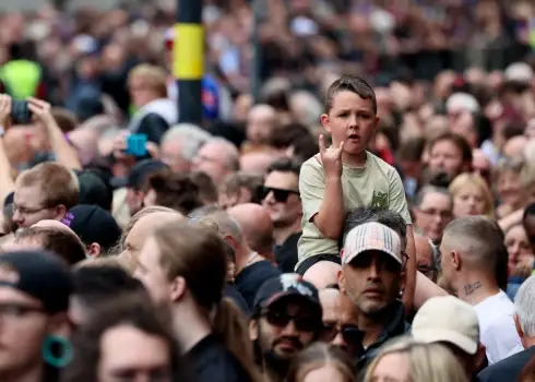 Fani pulcējas Birmingemā, lai godinātu roka leģendu Oziju Osbornu