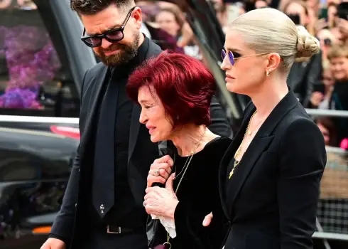 Šārona Osborna sava mīļotā vīra Ozija Osborna bērēs