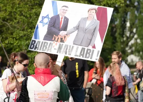 Rīgas ielās iziet brīvās Palestīnas atbalstītāji, kā arī palestīniešu terorisma nosodītāji