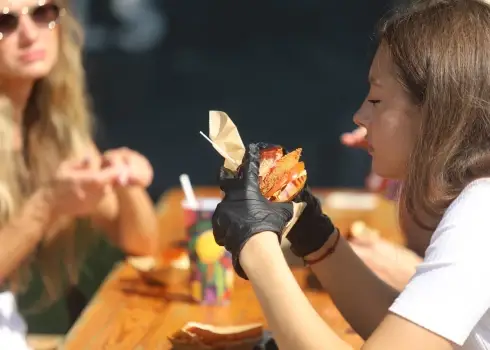 Gardēži un interesenti Rīgas burgeru festivālā mielojas ar burgeriem