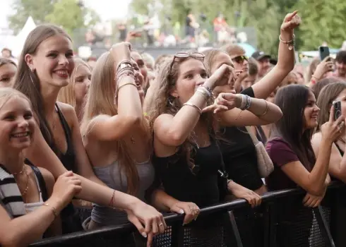 Turpinās jautrība mūzikas festivālā "Positivus". Otrā diena; 09.08.2025.