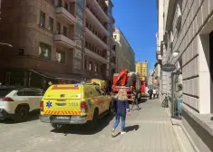 Smags negadījums būvdarbu laikā Vecrīgā - notikuma vietu ielenkuši VUGD glābēji un mediķi. FOTO; VIDEO
