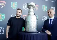 Pieci pavadoņi un stingri nosacījumi: kā uz Latviju atveda prestižā Stenlija kausa trofeju, no kuras rasolu plānoja ēst Balinskis?