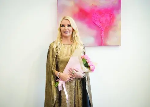 Liene Kiviča atklāj personālizstādi “Zelts nav krāsa – tas ir klusums, kas spīd”