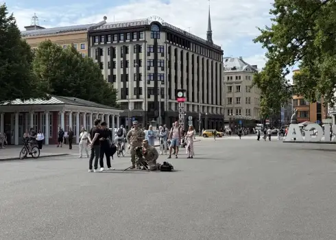 Rīgas centru pārlido ASV gaisa spēku bumbvedējs “B-1B Lancer”