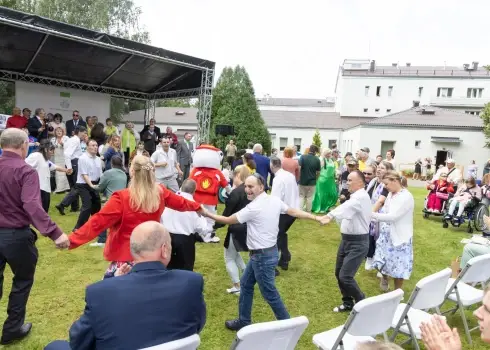 Žoržs Siksna, roboti, “Ķepu patruļa”, “Knīpas un knauķi” dāvā prieku aprūpes centru klientiem