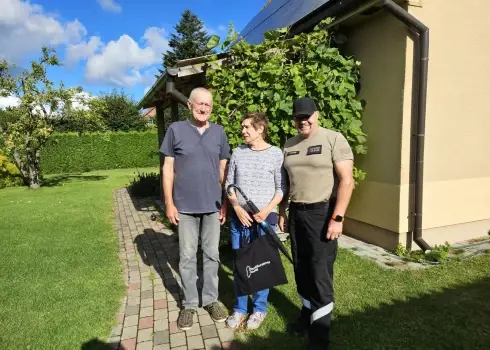 Pāvilostnieki Dace un Andris no meža izved apmaldījušos 12 gadus veco Paulu no Vācijas