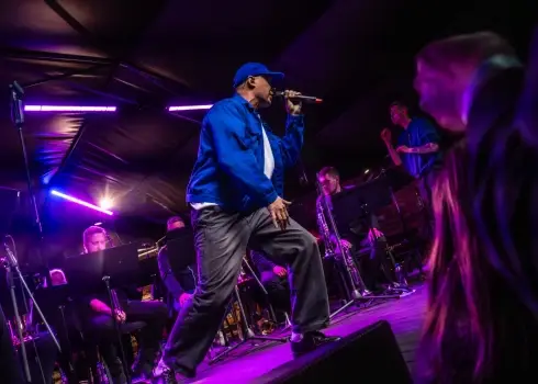 Gustavo ar "Baltic Groove Orchestra" un DJ Monsta muzicē Liepājā 2025. gada augustā