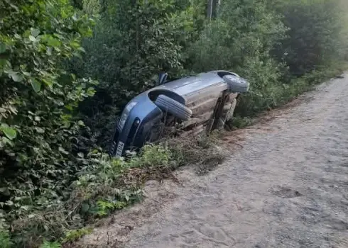 Automašīnas grāvjos ceļā uz Veczemju klintīm Salacgrīvas pagastā