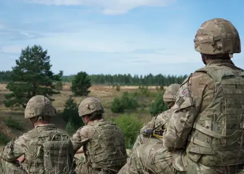NATO kaujas inženieri Ādažos trenē spējas izlauzties cauri ienaidnieka aizsardzībai