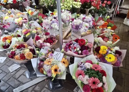 Centrāltirgus pirms Zinību dienas: cik maksā ziedi