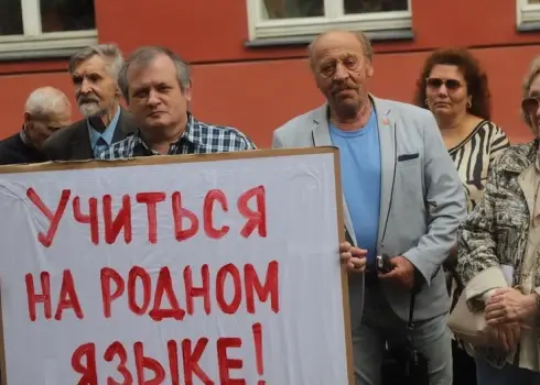 Cilvēki pie Saeimas protestē pret pāreju uz mācībām latviešu valodā