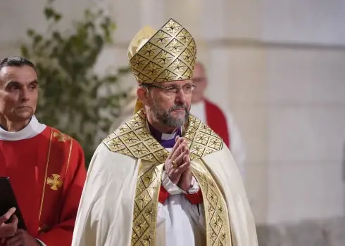 Jānis Vanags noliek arhibīskapa zizli