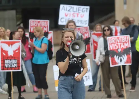 Dzīvnieku aizstāvji dodas protesta gājienā pret dējējvistu turēšanu sprostu sistēmās