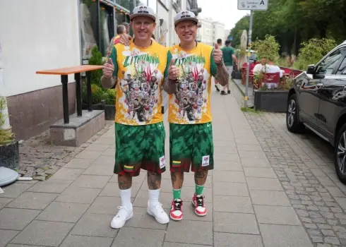 Latvijas un Lietuvas basketbola spēles diena: atmosfēra ārpus un iekšpus arēnas