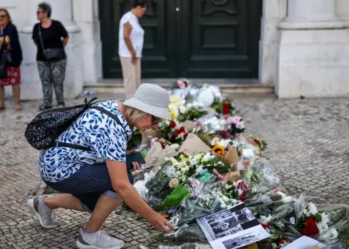Iedzīvotāji Lisabonā noliek ziedus funikuliera katastrofā bojāgājušo piemiņai