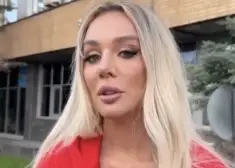 Anna Sedokova pirmo reizi kameras priekšā atbild uz jautājumiem par Jāni Timmu; viņas uzvedību skaidro psihologs