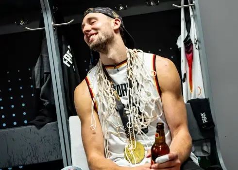 "EuroBasket" čempionu svinības Rīgā, Frankfurtē un lidmašīnā