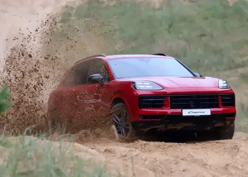 Ar dārgu "Porsche" cauri smiltīm un peļķēm