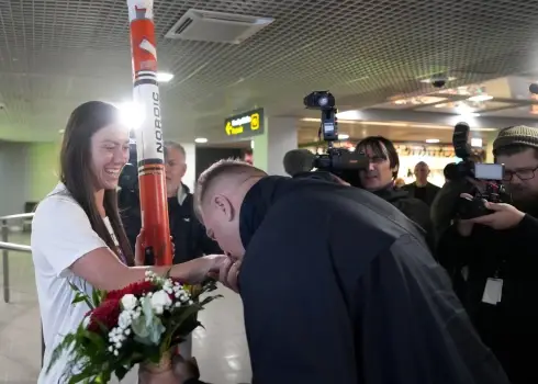 Rīgas lidostā sagaidīta pasaules vicečempione šķēpmešanā Anete Sietiņa