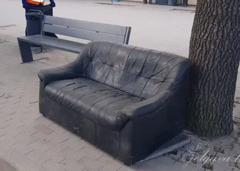No Jelgavas mazdārziņiem pie autobusu pieturām iznestie “dārgumi”