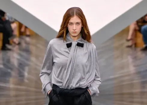 Nikolas Kidmenas meita Sandeja Rouza Parīzes modes nedēļas “Dior” skatē 2025. gada oktobrī