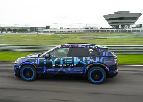 Elektriskā "Porsche Cayenne" automašīna