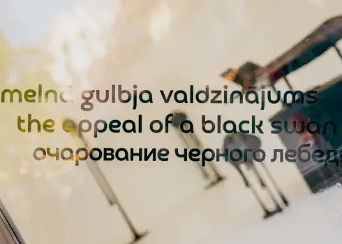 Melnais gulbis kā kara un cilvēcības metafora – jauna izstāde atklāj Čehova teātra 143. sezonu