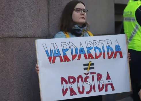 “Neatsakies no aizsardzības!” – pie Saeimas protestē pret izstāšanos no Stambulas konvencijas