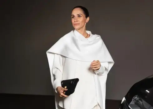 Megana Mārkla apmeklē “Balenciaga” skati Parīzes modes nedēļā