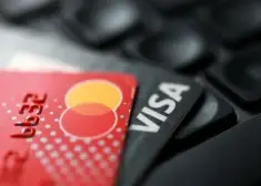 Krievijas Centrālā banka paziņojusi, ka “Visa” un “MasterCard” kartes turpinās darboties Krievijā