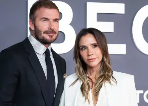 Viktorija Bekhema sava jaunā “Netflix” seriāla pirmizrādes vakarā Londonā