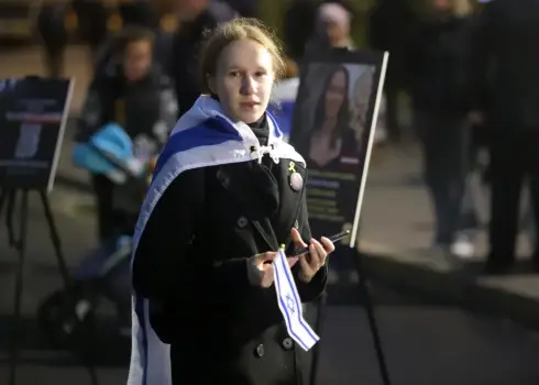 Pie Brīvības pieminekļa notiek Izraēlas atbalsta akcija “7. oktobris – piemiņas un solidaritātes diena ar Izraēlu”; 09.10.2025