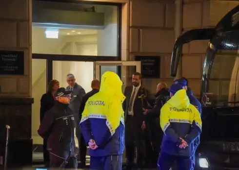 Policija gatavībā pie Anglijas futbola izlases autobusa Vecrīgā pirms viņu došanās uz "Daugavas" stadionu; 14.10.2025.