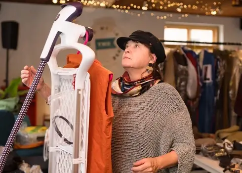 Top īpaša Sandras Silas tērpu modes skate, kas veltīta latviešu kino