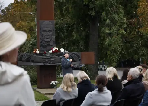 Pie Gunāra Astras pieminekļa Rīgā godina Valsts valodas dienu; 16.10.2025