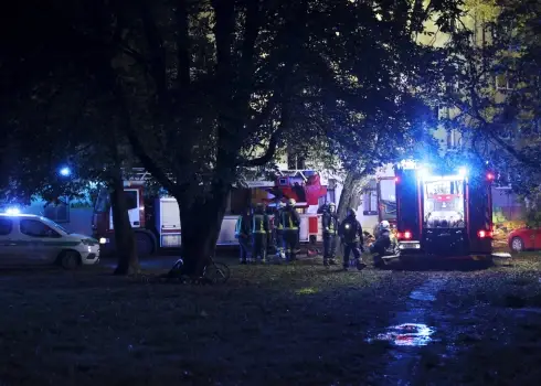 VUGD glābj astoņus cilvēkus no degošas mājas Mazo Nometņu ielā