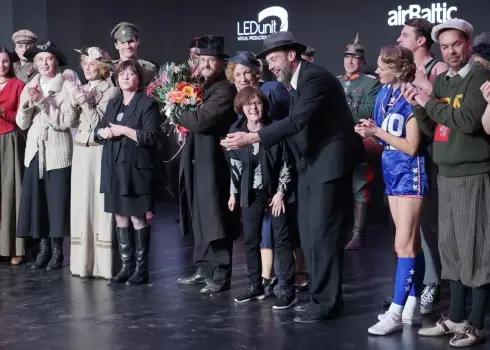 “Riga Fashion Week" episki atklāj ar Sandras Silas ikoniskajām latviešu kinofilmām radīto tērpu skati; 20.10.2025.