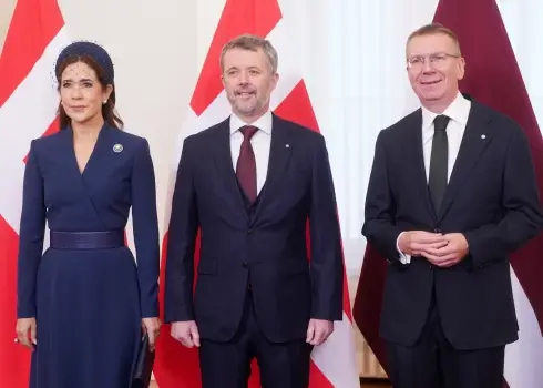 Dānijas karalis un karaliene ieradušies Latvijā