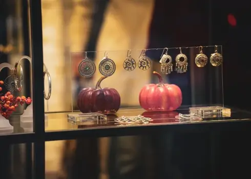 Rīgas veikalu skatlogus jau pārņēmis Halovīns