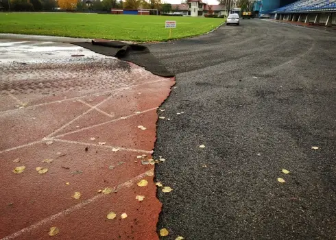 Ventspils vieglatlētikas stadionā tiek demontēts segums